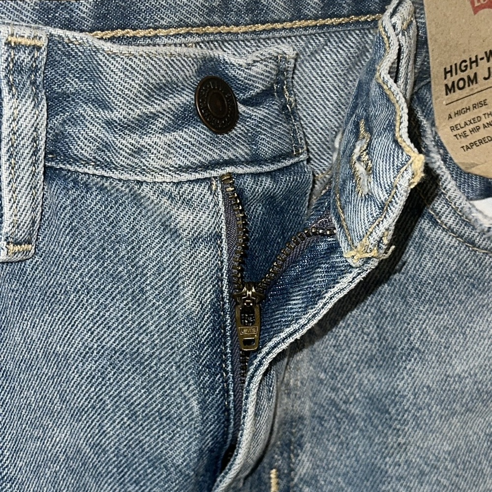 NWT Levi’s Distressed High-Waisted Mom Jeans - Picture 5 of 17